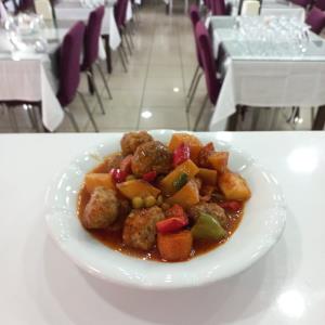 MANTAR SOSLU MISKET KÖFTE